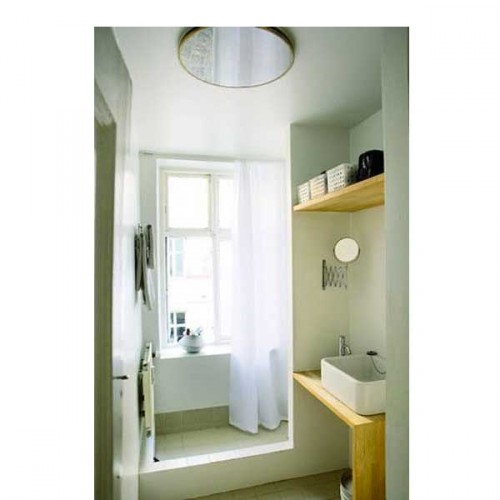 une déco sobre et lumineuse dans une petite salle de bain avec douche installée devant fenêtre