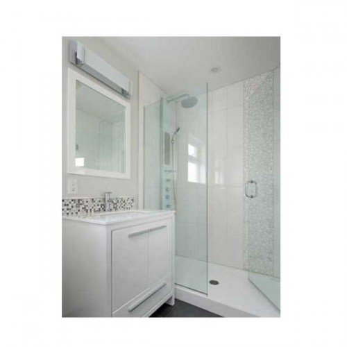 Un meuble compact, une douche italienne carrelée en blanc, un grand miroir, une petite salle de bain à la déco charmante qui optimise l'espace