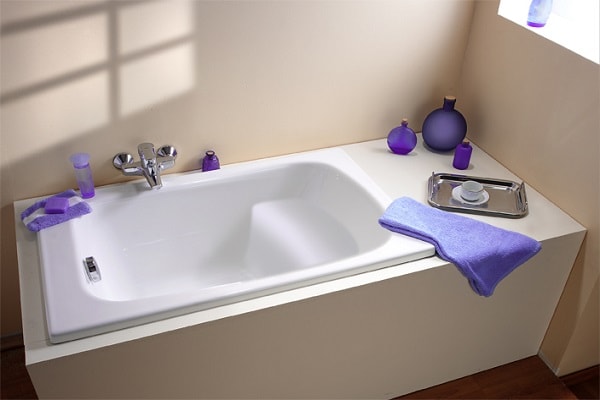 Une petite salle de bain avec baignoire sabot.