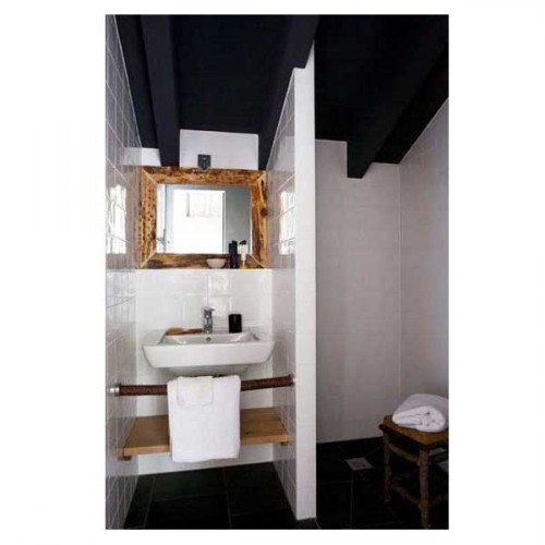Pour optimiser l'espace douche de cette petite salle de bain une cloison la sépare du meuble vasque. Carrelage blanc, sol et plafond noir