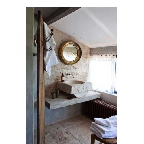 Une petite salle de bain charmante à la déco authentique avec ses murs, sol et plan vasque en pierre