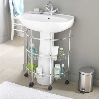  Aménagement de petite salle de bain rusée avec ces étagères de rangement sous le lavabo. Structure en inox à roulettes pour une déco simple et design. Pratique, elle s’encastre parfaitement dans les petits espaces et se déplace selon vos besoins.La Redoute Intérieurs.