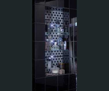 Etagères murales parfaites dans une petite salle de bains Vu chez Leroy Merlin une étagère murale en verre transparent pour une petite salle de bain précieuse. Les tablettes en verres sont dimensionnées et personnalisable en fonction de l’espace disponible dans votre salle de bain. Malin et pratique pour avoir tout sous la main!