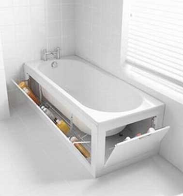Une belle idée déco dans cette salle de bain inspiration zen. Tous les rangements prennent place sous la baignoire grâce un astucieux système d’ouverture placé directement dans l’espace laissé libre sous la baignoire. Exemple vu sur pinterest.