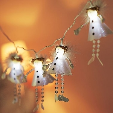 Cette guirlande lumineuse décorée avec de petits anges adorables met en lumière une décoration de Noël poétique et chaleureuse. On parie que petits et grands vont adorer !