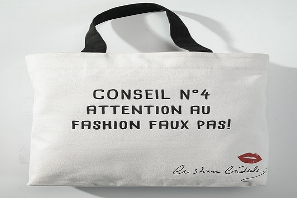 Offrez un cadeau de Noël estampillé Cristina Cordula avec ce sac en toile.