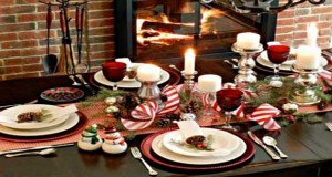 La déco de table, point crucial à Noël. Entre déco scandinave, campagne chic ou traditionnelle en rouge et blanc, 15 photos de tables de Noël pour inspirer votre déco