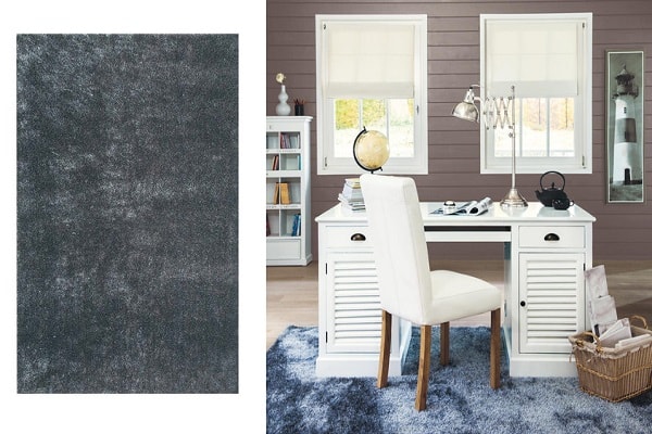 Un tapis à poils longs gris avec reflets bleutés pour la chambre.