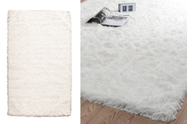 Déco nordique confortable et chaleureuse avec ce tapis écru Maisons du Monde dans le salon.