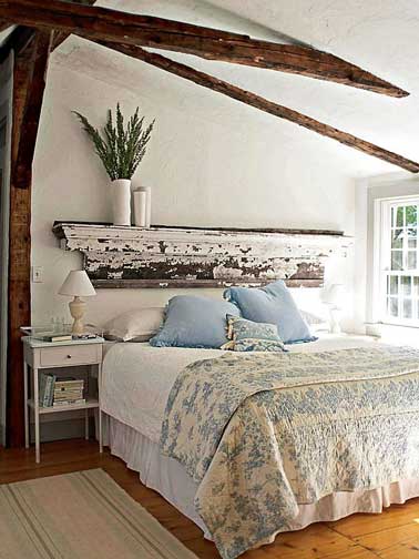 Tête de lit à fabriquer avec corniche bois peint Idéale pour la décoration d'une chambre sous pente avec poutres, une tête de lit à réaliser avec un manteau de cheminée en bois. Pratique, et déco il sert aussi au rangement des livres près du lit