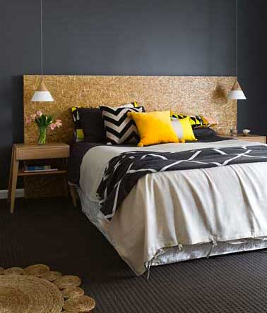 Chic, une tête de lit en bois verni dans une chambre peinture noir