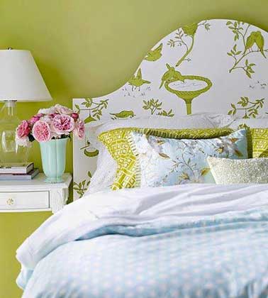 Tête de lit réalisée avec du papier motifs vert sur panneau de bois