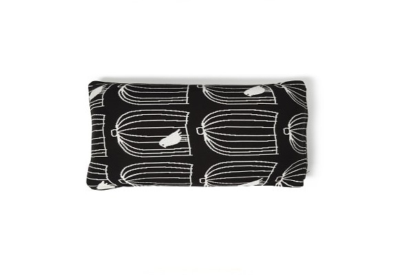 Un coussin à motifs cages d'oiseau noir et blanc pour Noël.