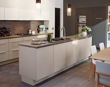 L'îlot central dans cette cuisine ouverte est une installation futée pour un aménagement à l'américaine esthétique. La couleur naturelle des meubles grège épure l'espace.