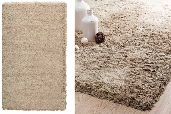 La douceur d'un tapis à poils longs beige pour réchauffer l'ambiance et la déco du salon ou de la chambre.
