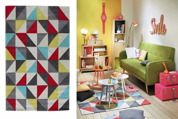 Des motifs géométriques bleu, rouge, gris, jaune et blanc pour un tapis déco.