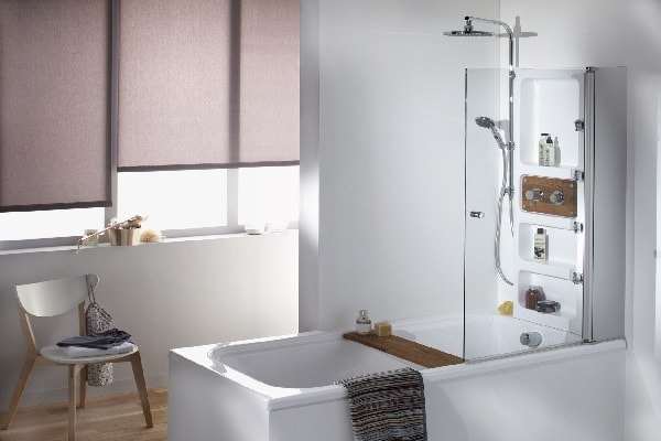 Baignoire avec une douche intégrée dans une salle de bain de petite taille.