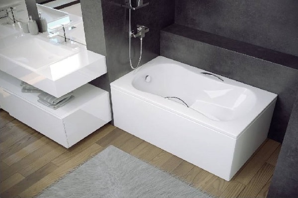 Cette baignoire sabot adopte un look compact et moderne.
