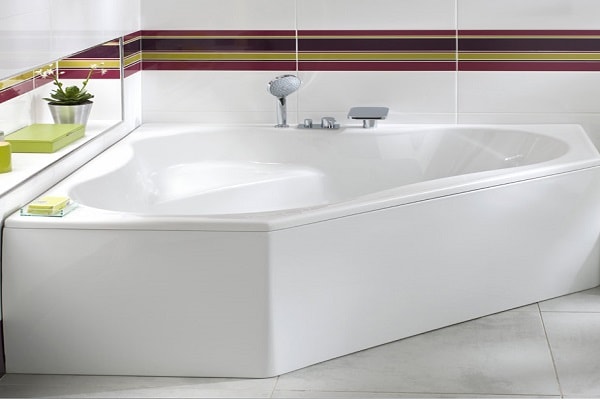 Une baignoire sabot d'angle confortable.
