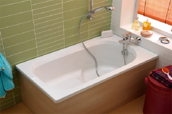 Une baignoire sabot étroite pour buller dans sa salle de bain exiguë.