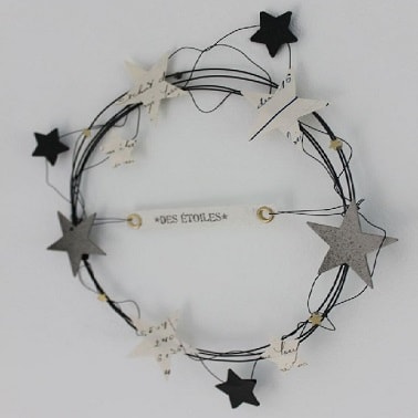 Du fil rigide noir et des étoiles en kraft, voilà la recette de cette couronne déco Noël unique. Facile à faire et pas chère, cette couronne faite maison est originale.