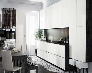 Une cuisine américaine moderne blanche Metod Ikea Les meubles modulables de cette cuisine rendent l'aménagement ouvert dit à l'américaine plus aisé à composer sur-mesure. La décoration blanche et noire est ultra moderne.