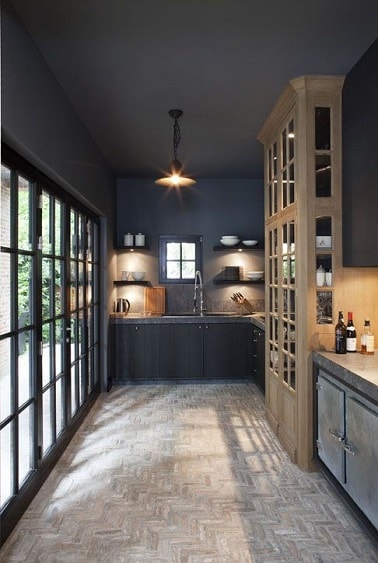 Cette cuisine en longueur utilise le gris anthracite comme peinture sur le mur et le plafond. Une déco de cuisine grise moderne et authentique avec des meubles bois .