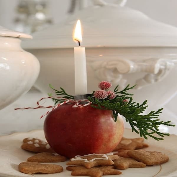 Idée déco pour Noël, se servir d'une pomme pour créer un bougeoir top.