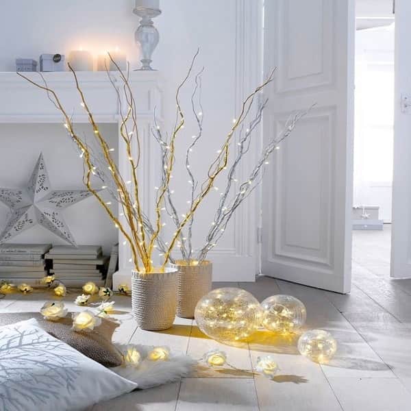 Des guirlandes lumineuses à agencer dans des boules et des pots de fleurs.