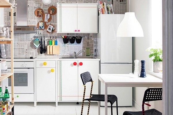 Une kitchenette Ikea blanche pour une mini cuisine ouverte dans un studio.