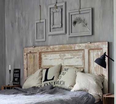 Une vieille porte bois pour fabriquer une tête de lit originale Originale, facile à faire pour personnaliser une chambre cocooning, une tête de lit réalisée avec une porte ancienne ou un volet bois