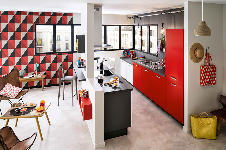 Cuisine ouverte sur ilot central meuble de rangement rouge Cuisine ouverte sur ilot central meuble de rangement rouge