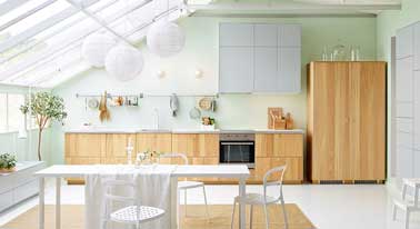 Cuisine en bois entièrement ouverte sur le séjour pour une transformation audacieuse et zen. Les rangements de cuisine se cachent tous dans des simples meubles en bois clairs.