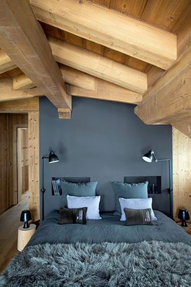 Voici une jolie chambre d’amis aménagée sous les combles pour recevoir vos convives dans une pièce qui a du caractère et qui est joliment décorée. De quoi les mettre vraiment à l'aise !
