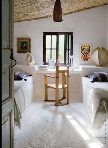 Une petite chambre d’enfant trouve sa place sous les combles avec une déco aux couleurs naturelles. Un cocon douillet pour que les enfants fassent de doux rêves.