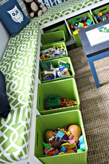 Pour la salle de jeux, transformez des meubles en rangements avec des bacs colorés. Idéal pour ranger tous les jouets qui trainent en deux temps trois mouvements. 