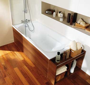 Habillage bois pour la baignoire douche de la salle de bain zen. Une ambiance cosy construite autour de la chaleur du bois. Baignoire Oxygen 249€ Castorama.