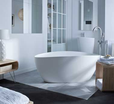 Baignoire îlot asymétrique en béton de synthèse pour la salle de bain zen. Jeu de couleurs lumineux. Baignoire îlot asymétrique Stori 1.090€ Leroy Merlin