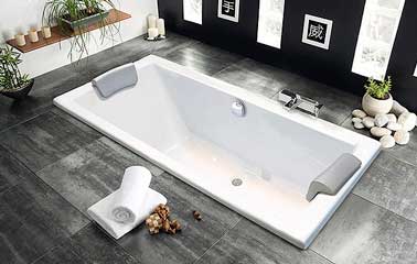 Grande baignoire rectangulaire double pour prendre un bain à deux dans la salle de bain zen. Baignoire Aquarine Quadra, option balnéo 599€ Espace Aubade.