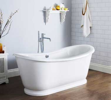 Classique baignoire sabot pour une déco de salle de bain zen authentique. Peinture gris perle et carrelage blanc. Baignoire sabot Hudson Reed 