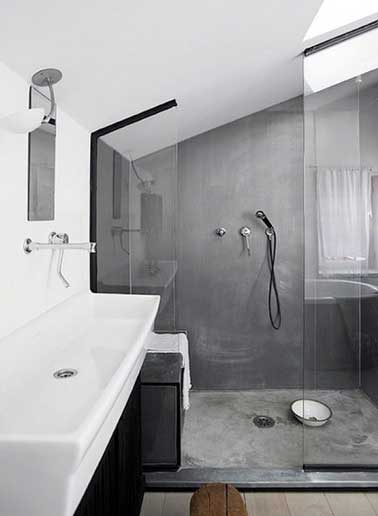 Beau de jeu de contraste entre le béton ciré gris de la douche italienne et la salle de bain blanche. Lavabo sobre et parquet brut soulignent cette déco design