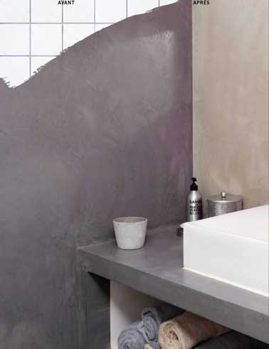 Du béton ciré sur les murs en carrelage de la salle de bain. Un exemple de réalisation avant/après avec deux couleurs contrastées sur les murs gris et beige