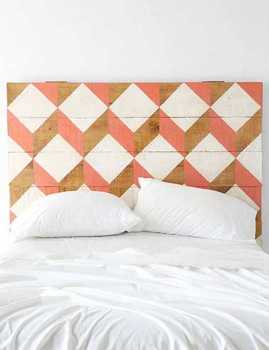 La tête de lit en bois coloré blanc et rose décore à elle seule cette chambre blanche. Une déco spectaculaire à faire avec un panneau de bois découpé.