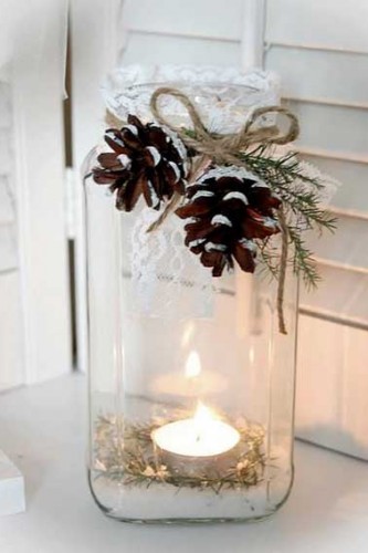 Confectionnez un bougeoir de Noël 100% récup et original pour une ambiance scintillante. Placez une bougie au fond d’un beau bocal que vous pouvez décorer à l’aide d’un ruban de dentelle, de pommes de pin et de petites branchettes… Simple et mignon comme tout !