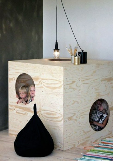 Une jolie petite cabane fabriqué par papa : Un petit espace original dans la salle de jeux, idéal pour ranger les jouets !