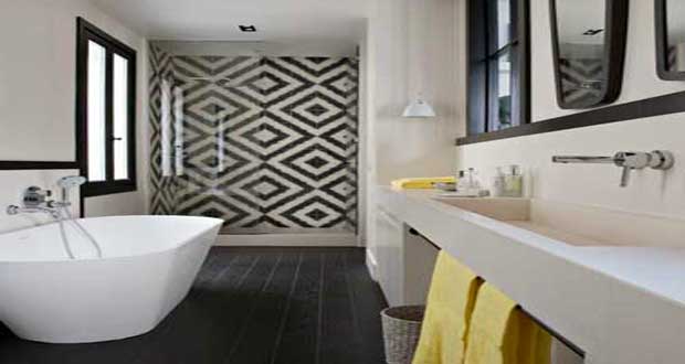 Carreaux de ciment et salle de bain, le duo déco. Au sol en mural, dans la douche italienne ce carrelage moulé dans le ciment fait la salle de bain design, zen, rétro