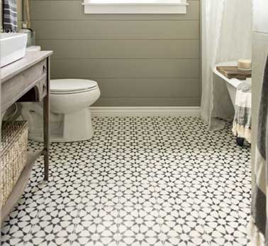 Esprit old school pour les carreaux de ciment de cette salle de bain au look vintage. Le plan vasque posé sur un meuble en bois authentique complète la déco
