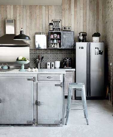 Dans cette cuisine en version vintage, le gris s'associe avec du bois clair et de l'alu brossé. Crédence en mosaïque de carreaux noir et blanc et déco rétro