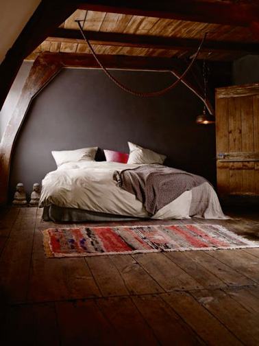 Une ambiance cocooning dans cette belle chambre parentale aménagée sous les combles. Une pièce à la déco ultra zen, idéale pour se relaxer et se reposer en toute tranquillité. 