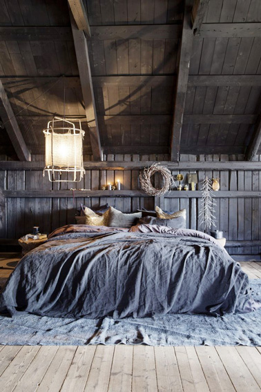 Aménagez une belle chambre originale au style baroque sous les combles : Dessus de lit et tapis bleu gris, des nuances de couleur qui ne manqueront pas de plaire ! 